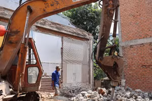 Người dân thuộc dự án mở rộng Quốc lộ 13 tích cực bàn giao mặt bằng sau khi nhận tiền bồi thường, giải phóng mặt bằng. (Ảnh: VÕ LÊ)