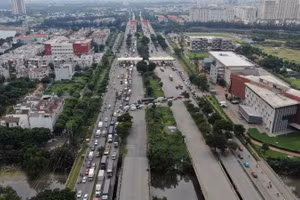 Nhà đầu tư đề xuất xây dựng dọc Vành đai 2 phía nam (đại lộ Nguyễn Văn Linh) nhằm tăng năng lực giao thông cho khu nam Thành phố Hồ Chí Minh (Ảnh: VÕ LÊ)