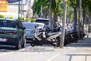 Vỉa hè nhộn nhịp trên một tuyến đường ở phường Vũng Tàu. (Ảnh: VÕ LÊ)