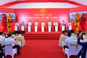 Đồng chí Trần Lưu Quang, Bí thư Trung ương Đảng, Bí thư Thành ủy Thành phố Hồ Chí Minh tham dự Lễ động thổ tuyến Metro Bến Thành-Cần Giờ (ảnh: VÕ LÊ)