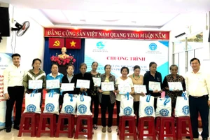  Bảo hiểm xã hội Thành phố Hồ Chí Minh cùng các mạnh thường quân trao tặng 304 thẻ Bảo hiểm y tế cho hội viên phụ nữ vượt khó (Ảnh: QUÝ HIỀN)