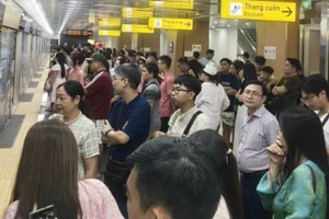 Hành khách lựa chọn đi Metro số 1 dịp Tết Nguyên đán Bính Ngọ (ảnh: QUÝ HIỀN)
