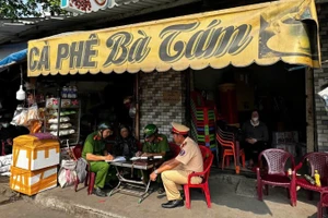 Lực lượng Công an xử lý vi phạm lấn chiếm vỉa hè gây mất mỹ quan đô thị. (Ảnh: QUÝ HIỀN)