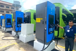 Một hệ thống trạm sạc điện tập trung của doanh nghiệp vận tải phục vụ phương tiện xe buýt. (Ảnh: QUÝ HIỀN)
