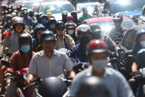 Dòng xe máy lưu thông khó khăn qua các tuyến đường là trục giao thông chính trên địa bàn Thành phố Hồ Chí Minh (Ảnh: THẾ ANH)