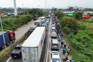 Sáng 11/2 (24 tháng chạp), cửa ngõ phía đông Thành phố Hồ Chí Minh ùn ứ nghiêm trọng vì người dân bắt đầu về quê đón Tết Bính Ngọ. (Ảnh: VÕ LÊ)