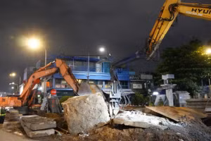Thi công tuyến Metro số 2 (Bến Thành-Tham Lương) đoạn ga Bảy Hiền. (Ảnh: VÕ LÊ)