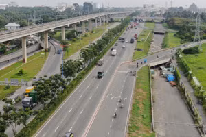 Đoạn xa lộ Hà Nội qua thành phố Thủ Đức (cũ), hiện đổi tên thành đường Võ Nguyên Giáp. (Ảnh: VÕ LÊ)