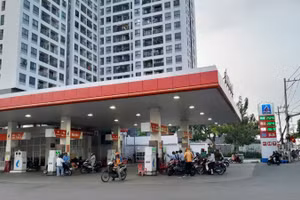 Hầu hết các cây xăng trên địa bàn Thành phố Hồ Chí Minh đã niêm yết giá xăng A95 trong chiều ngày 23/3 là 31.000 đồng/lít (ảnh: THẾ ANH)