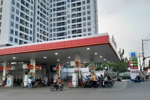 Hầu hết các cây xăng trên địa bàn Thành phố Hồ Chí Minh đã niêm yết giá xăng A95 trong chiều ngày 23/3 là 31.000 đồng/lít (ảnh: THẾ ANH)