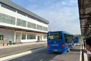 Bến xe buýt Lê Minh Xuân xây dựng mới, đưa vào khai thác có thể triển khai lắp đặt trụ sạc điện phục vụ cho xe buýt điện vận hành (Ảnh: QUÝ HIỀN)