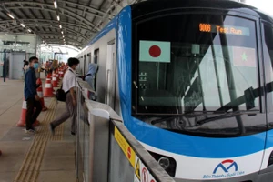 Hành khách lên ga Thảo Điền đi tuyến Metro số 1 Bến Thành-Suối Tiên. (Ảnh: QUÝ HIỀN)