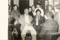 Bác Hồ đến thăm gia đình ông Bùi Hưng Gia (ngồi). Bên trái Bác Hồ là bà Bùi Tuệ Tâm, người mặc quân phục sau lưng là ông Bùi Quang Rực, sau lưng Bác Hồ là bà Bùi Bích Từ. (Ảnh tư liệu)
