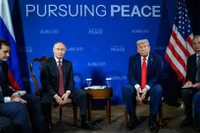 Tổng thống Mỹ Donald Trump (phải) và Tổng thống Nga Vladimir Putin tại cuộc gặp ở Alaska. (Ảnh: Fanpape Nhà trắng)
