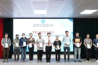 Trao tặng sổ bảo hiểm xã hội, thẻ bảo hiểm y tế cho người dân có hoàn cảnh khó khăn ở Hà Nội, tháng 7/2025. (Ảnh VSS)