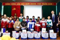 Thứ trưởng Y tế Nguyễn Tri Thức cùng các đại biểu trao quà cho trẻ em tại chương trình. (Ảnh BTC)