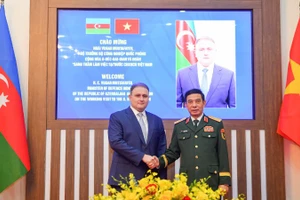 Đại tướng Phan Văn Giang và Bộ trưởng Công nghiệp quốc phòng Azerbaijan Vugar Mustafayev. (Ảnh: THẾ ĐẠI)