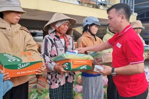 Hội Chữ thập đỏ tỉnh Đắk Lắk cứu trợ người dân bị thiệt hại bởi bão số 13.