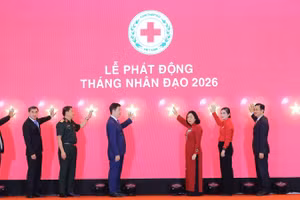 Các đại biểu thực hiện nghi thức phát động Tháng Nhân đạo năm 2026.