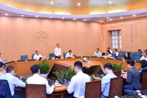 Các đại biểu Hội đồng nhân dân thành phố Hà Nội thảo luận tại tổ.