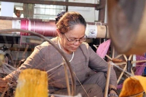 Nghệ nhân Ưu tú Phan Thị Thuận, người tiên phong trong việc đưa sản phẩm lụa từ tơ sen ra thị trường. 