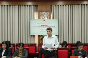 Ông Lê Hùng Dũng, Phó Chủ tịch Ủy ban Mặt trận Tổ quốc Việt Nam phường Giảng Võ (Hà Nội) trao đổi kinh nghiệm tại tọa đàm.