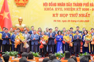 Đồng chí Bí thư Thành ủy Hà Nội Nguyễn Duy Ngọc chúc mừng lãnh đạo Hội đồng nhân dân và Ủy ban nhân dân thành phố nhiệm kỳ 2026-2031. (Ảnh: Thế Đại)