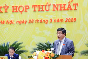 Phó Chủ tịch Thường trực Ủy ban nhân dân thành phố Hà Nội Dương Đức Tuấn trình bày tờ trình tại kỳ họp.