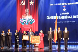 Phó Chủ tịch nước Võ Thị Ánh Xuân trao danh hiệu Anh hùng Lao động tặng Công ty cổ phần Sữa Việt Nam-Vinamilk. (Ảnh: VÂN ANH)