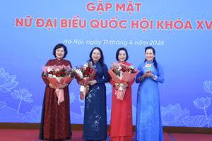 Chủ tịch Hội Liên hiệp Phụ nữ Việt Nam Lê Thị Thủy tặng hoa chúc mừng Phó Chủ tịch nước Võ Thị Ánh Xuân và các Phó Chủ tịch Quốc hội: Nguyễn Thị Thanh và Nguyễn Thị Hồng.