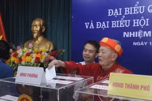 Cử tri cao tuổi bỏ phiếu tại phường Nghĩa Đô, Hà Nội.