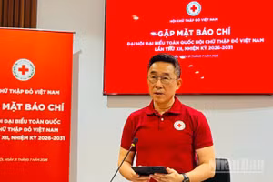 Phó Chủ tịch, Tổng Thư ký Trung ương Hội Chữ thập đỏ Việt Nam Nguyễn Hải Anh phát biểu tại cuộc gặp mặt báo chí. 