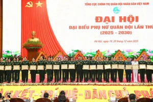 Vinh danh các cá nhân có thành tích xuất sắc trong tổ chức, triển khai công tác phụ nữ và phong trào phụ nữ giai đoạn 2021-2025.