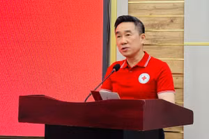 Phó Chủ tịch, Tổng Thư ký Trung ương Hội Chữ thập đỏ Việt Nam Nguyễn Hải Anh phát biểu tại buổi họp báo.