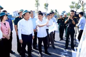 Chủ tịch Ủy ban nhân dân thành phố Hà Nội Vũ Đại Thắng kiểm tra thực địa Dự án đầu tư Khu đô thị đa mục tiêu tại xã Thư Lâm, Đông Anh, Hà Nội (Ảnh: VIẾT THÀNH)