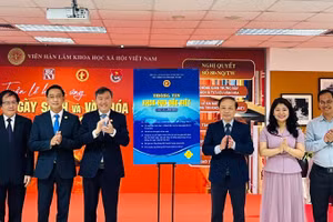 Các đại biểu thực hiện nghi thức ra mắt ấn phẩm "Thông tin khoa học đặc biệt phục vụ lãnh đạo". 