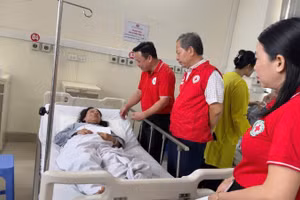 Đại diện Trung ương Hội Chữ thập đỏ Việt Nam thăm hỏi, hỗ trợ nạn nhân vụ lật tàu du lịch tại Vịnh Hạ Long.