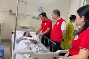 Đại diện Trung ương Hội Chữ thập đỏ Việt Nam thăm hỏi, hỗ trợ nạn nhân vụ lật tàu du lịch tại Vịnh Hạ Long.