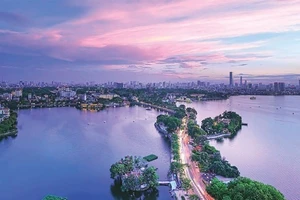 Một góc Hồ Tây. (Ảnh: Lê Việt Khánh)