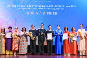 Đồng chí Lê Thị Thủy, Chủ tịch Hội Liên hiệp Phụ nữ Việt Nam và bà Caroline Nyamayemombe, Trưởng đại diện UN Women tại Việt Nam trao giải A tặng các tập thể, cá nhân (Ảnh: TUẤN ANH)