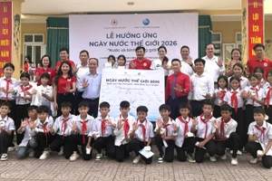 Các đại biểu cùng học sinh hưởng ứng Ngày nước thế giới năm 2026.