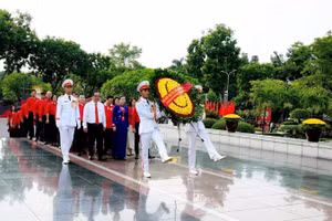 Các đại biểu đặt vòng hoa tại Đài tưởng niệm các Anh hùng liệt sĩ trên đường Bắc Sơn (Hà Nội). (Ảnh: HỒNG LOAN)