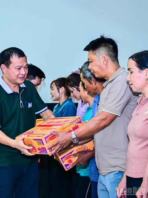 Công đoàn Báo Nhân Dân trao quà cho các hộ gia đình bị thiệt hại do thiên tai.