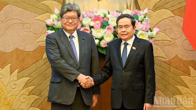 Chủ tịch Quốc hội Trần Thanh Mẫn và Quyền Tổng Thư ký Đảng Dân chủ Tự do Nhật Bản Hagiuda Koichi. (Ảnh: DUY LINH)