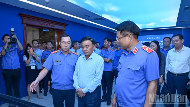 Thường trực Ban Bí thư Trần Cẩm Tú thăm Trung tâm điều hành thông minh ngành Kiểm sát nhân dân. (Ảnh: DUY LINH)