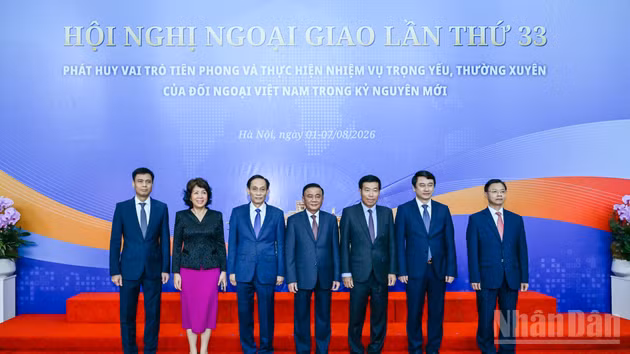 Thường trực Ban Bí thư Trần Cẩm Tú với các đồng chí lãnh đạo Bộ Ngoại giao. (Ảnh: DUY LINH)