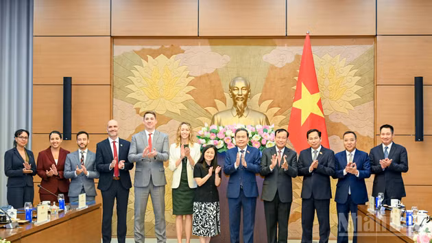 Chủ tịch Quốc hội Trần Thanh Mẫn, Đại sứ Hoa Kỳ tại Việt Nam Jennifer Wicks và đại biểu hai nước tại cuộc tiếp. (Ảnh: DUY LINH)