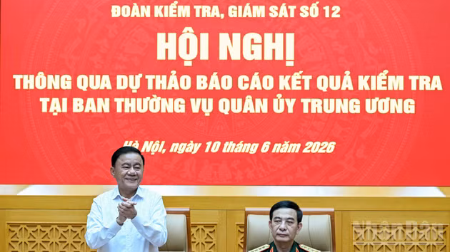 Thường trực Ban Bí thư Trần Cẩm Tú, Trưởng Đoàn kiểm tra, giám sát số 12 của Bộ Chính trị chủ trì hội nghị. (Ảnh: DUY LINH)