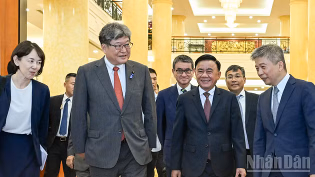 Thường trực Ban Bí thư Trần Cẩm Tú trao đổi với Quyền Tổng Thư ký Đảng Dân chủ Tự do Nhật Bản (LDP) Hagiuda Koichi. (Ảnh: DUY LINH)