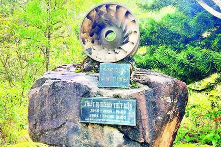 Tua-bin đầu tiên được trưng bày tại khuôn viên nhà máy.